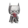 Funko de Batman, color metálico y la cara manchada de sangre