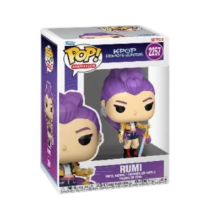 Este Funko Rumi Demon Hunters 2257 K-Pop se con ve el pelo largo con coleta de color rosa y pantalones corto.