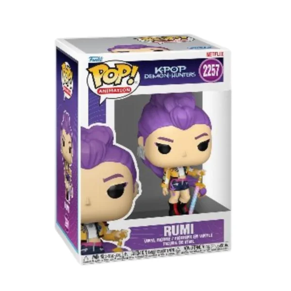 Este Funko Rumi Demon Hunters 2257 K-Pop se con ve el pelo largo con coleta de color rosa y pantalones corto.