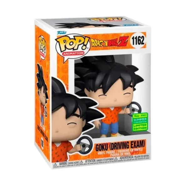 En este Funko vemos a Goku Driving Exam con una camisa de color naranja y un volante en su mano.