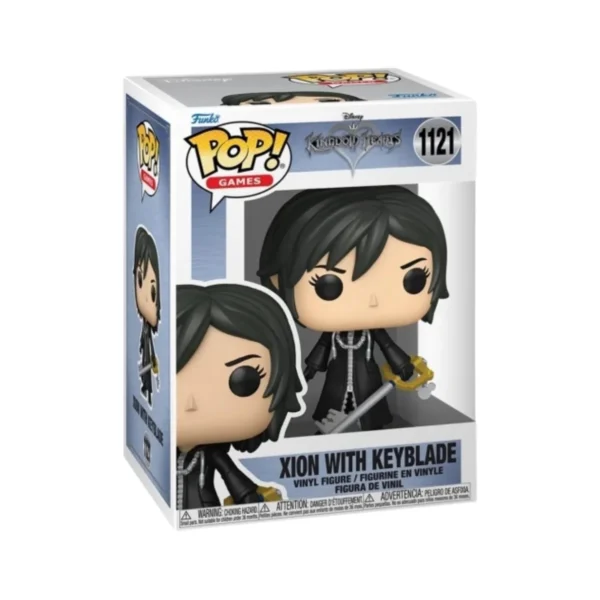 Este es el Funko Xion With Keyblade 1121 de Kingdom Hearts y la vemos con una túnica negra y una llave gigante en la mano.