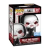 El Funko Billy the Puppet 1823 SE Saw destaca por su traje negro, pajarita roja y rostro blanco con mejillas rojas
