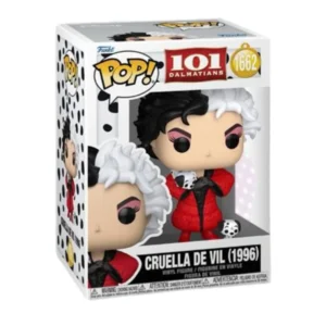 En esta imagen podemos ver el Funko Cruella De Vil 1662 de 101 Dálmatas. En esta figura destaca su abrigo rojo y los 2 dálmatas que tiene en sus brazos y en el suelo.