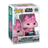 Ell Funko Loth Cat 799 NYCC 2025 de Star Wars destaca por su pose tierna, ojos grandes y atentos, que sugieren curiosidad, mientras su pelaje texturizado luce destellos plateados.