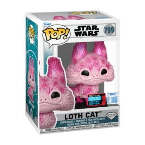 Ell Funko Loth Cat 799 NYCC 2025 de Star Wars destaca por su pose tierna, ojos grandes y atentos, que sugieren curiosidad, mientras su pelaje texturizado luce destellos plateados.