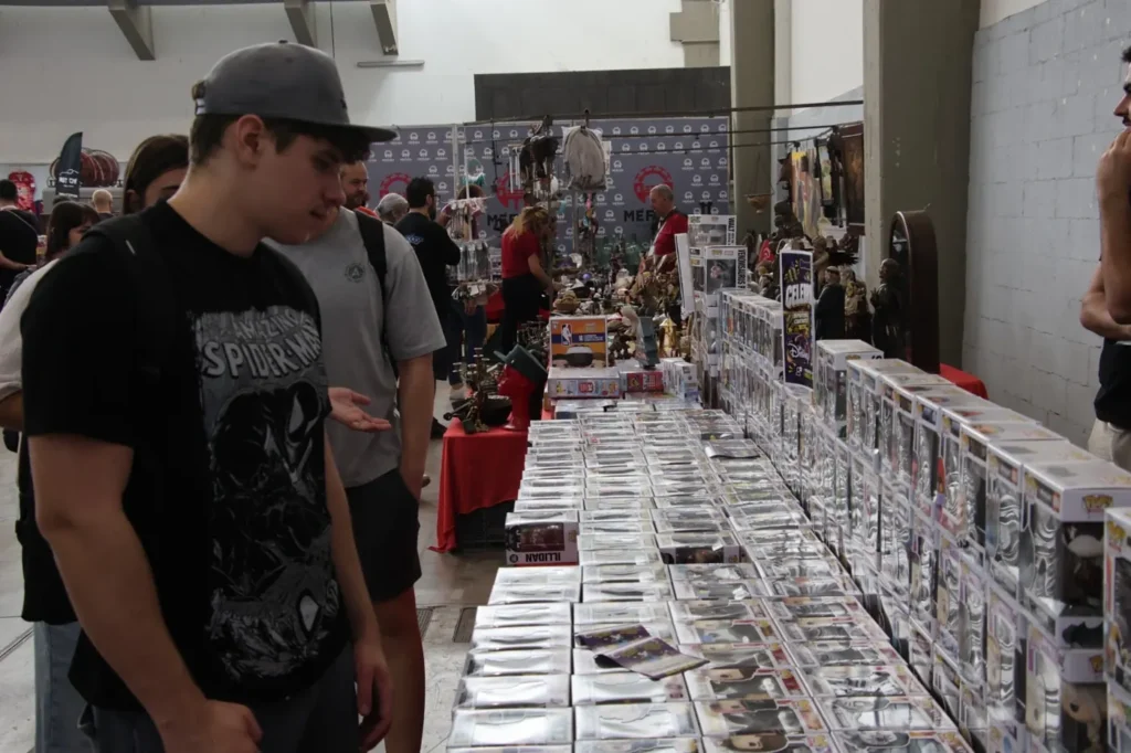 Clientes mirando las figuras Funko Pop en el stand de DreamsPop