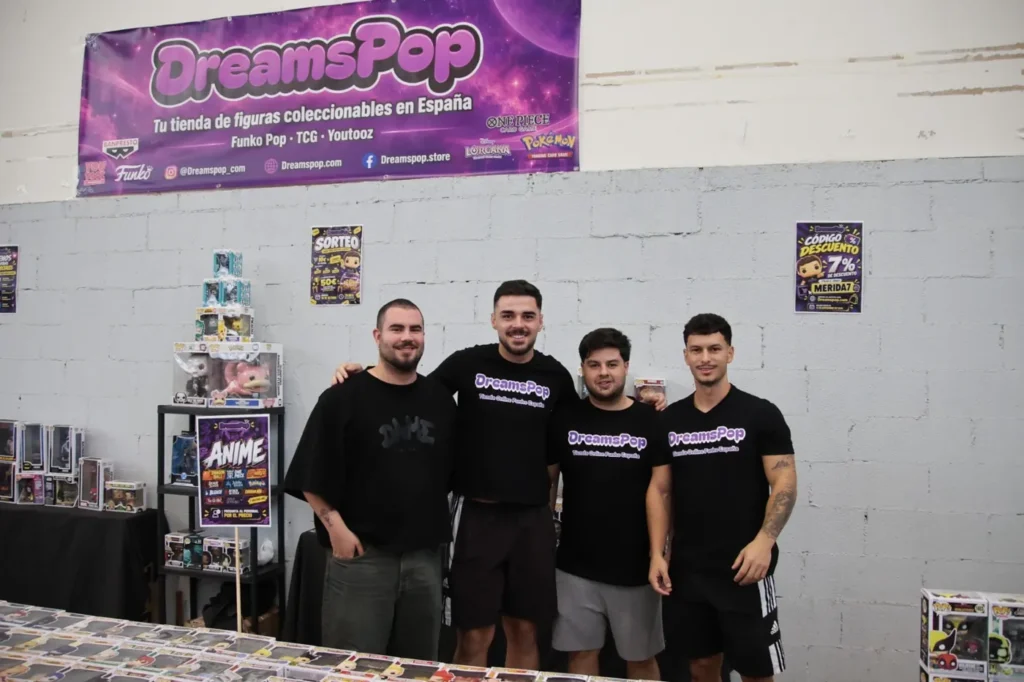 Equipo de DreamsPop en su stand de la Feria Internacional del Coleccionismo de Mérida