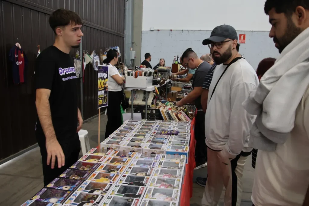 Equipo de DreamsPop junto a su colección de Funko Pop en la feria